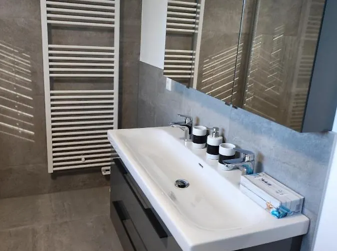 Luxurioeses Penthouse Mit Blick Auf Uno-city Und Dem Kaiserwasser. 3schlafzimmer, 2 Baeder, Privat Lift Ins Apartmán Vídeň