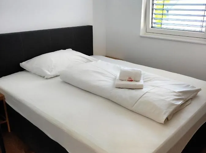 Luxurioeses Penthouse Mit Blick Auf Uno-city Und Dem Kaiserwasser. 3schlafzimmer, 2 Baeder, Privat Lift Ins Apartmán