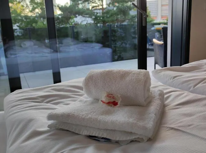 Luxurioeses Penthouse Mit Blick Auf Uno-city Und Dem Kaiserwasser. 3schlafzimmer, 2 Baeder, Privat Lift Ins