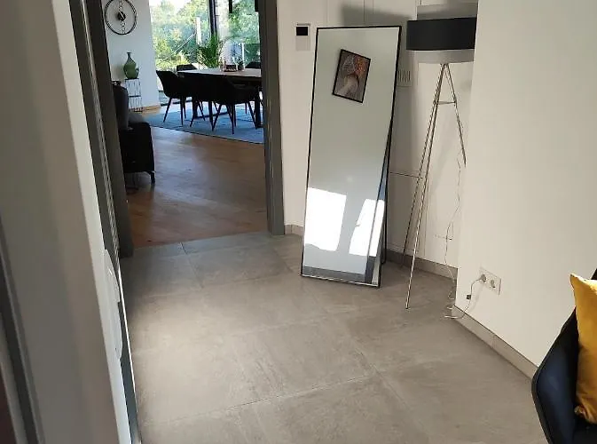 Luxurioeses Penthouse Mit Blick Auf Uno-city Und Dem Kaiserwasser. 3schlafzimmer, 2 Baeder, Privat Lift Ins