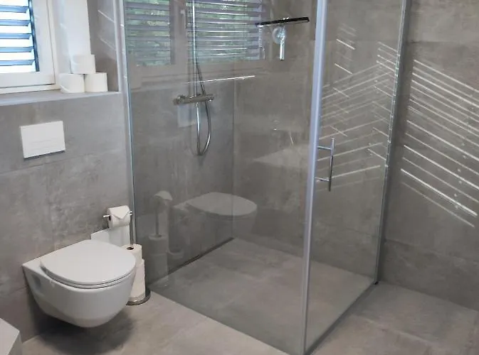Luxurioeses Penthouse Mit Blick Auf Uno-city Und Dem Kaiserwasser. 3schlafzimmer, 2 Baeder, Privat Lift Ins Apartmán