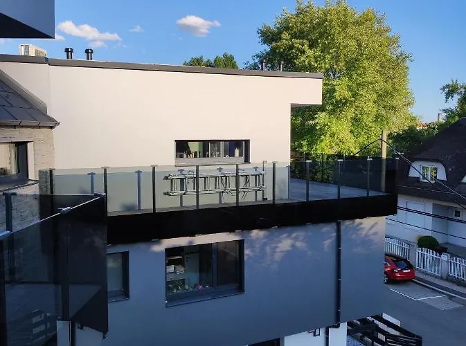 Luxurioeses Penthouse Mit Blick Auf Uno-city Und Dem Kaiserwasser. 3schlafzimmer, 2 Baeder, Privat Lift Ins